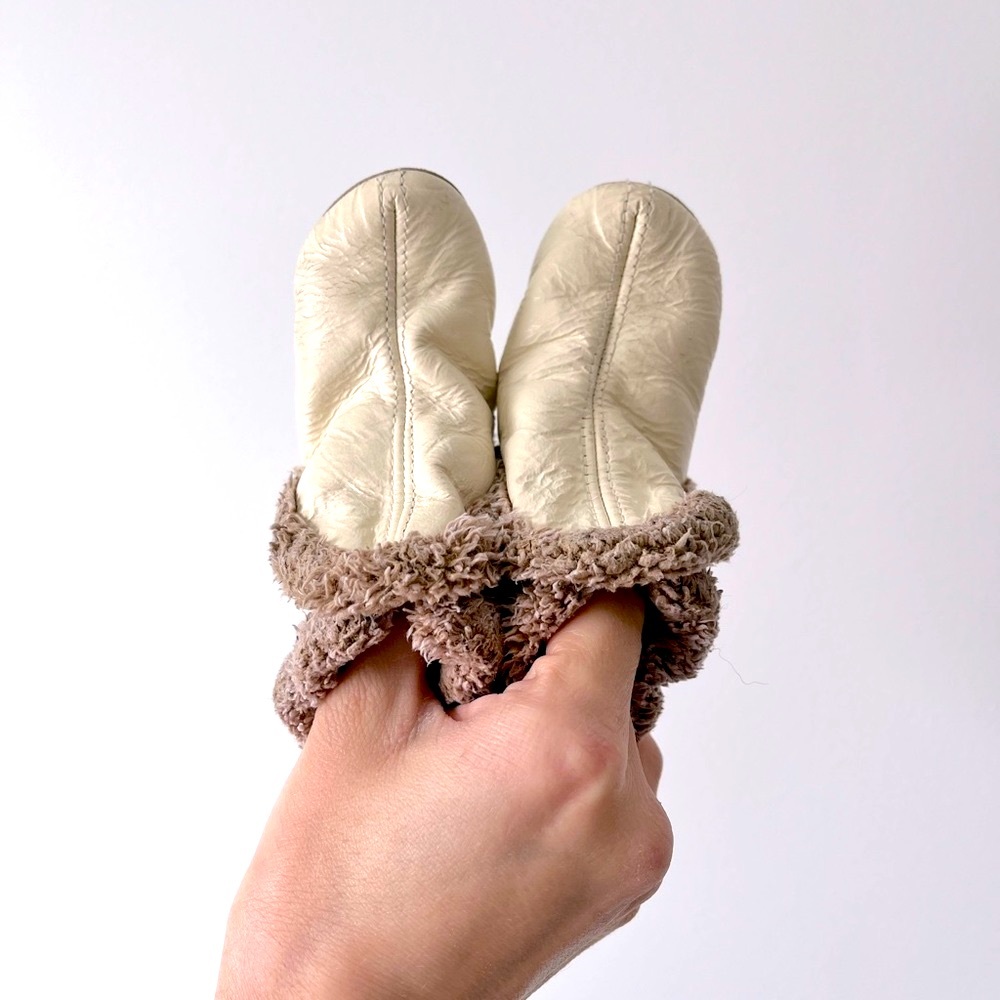 Robeez soft suede cream boot size 3 (9-12 month months)